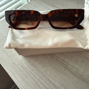 Dezi Lil Switch Sunglasses

FIERY TORTOISE / SIENNA FADED